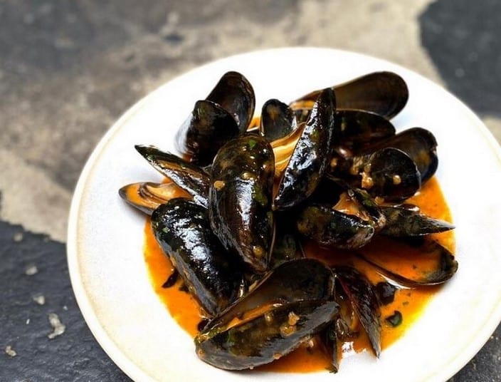 54 FALLOLON Torched mussels with srirach butter sauce
